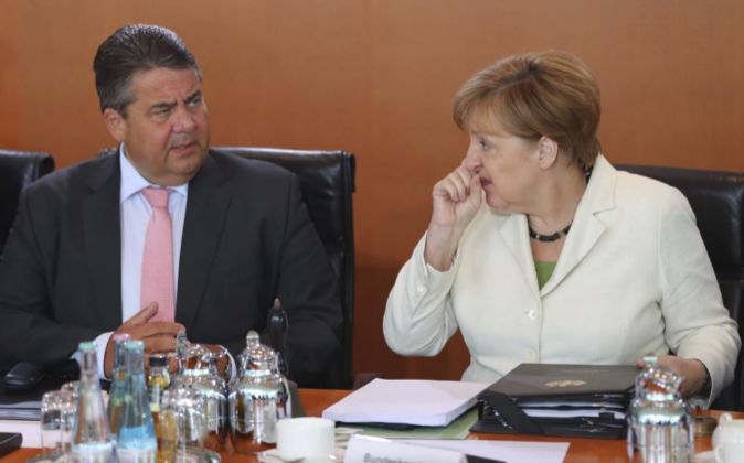 La canciller alemana, Angela Merkel (d), y el ministro alemán de...