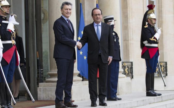 El presidente francés (d), François Hollande, recibe en el Elíseo...