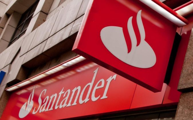 Logotipo del banco Santander  en una sucursal.
