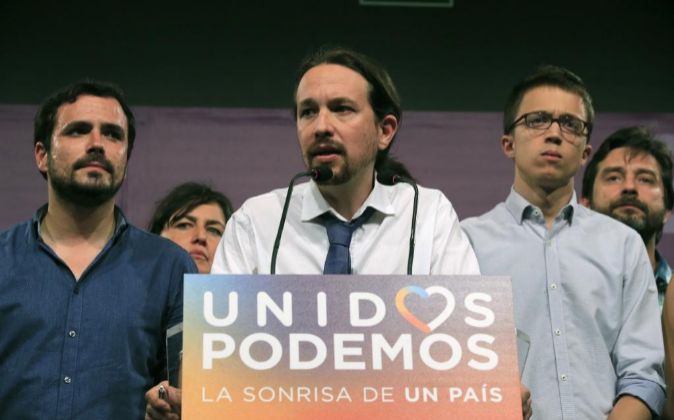 El líder de Unidos Podemos Pablo Iglesias (c), acompañado por...