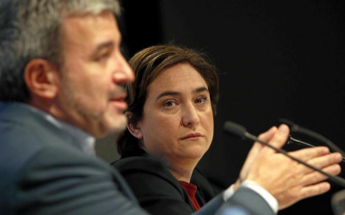 La alcaldesa de Barcelona, Ada Colau, y el presidente del grupo...