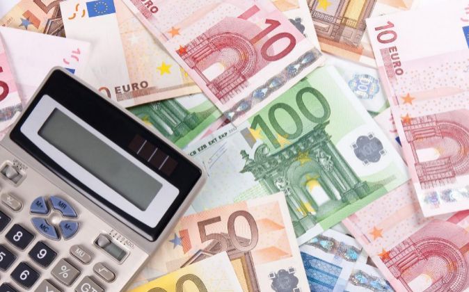 Imagen de billetes de euro junto a una calculadora