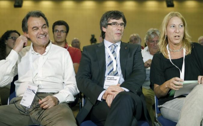 El ex presidente catalán Artur Mas (i) y el actual, Carles Puigdemont...