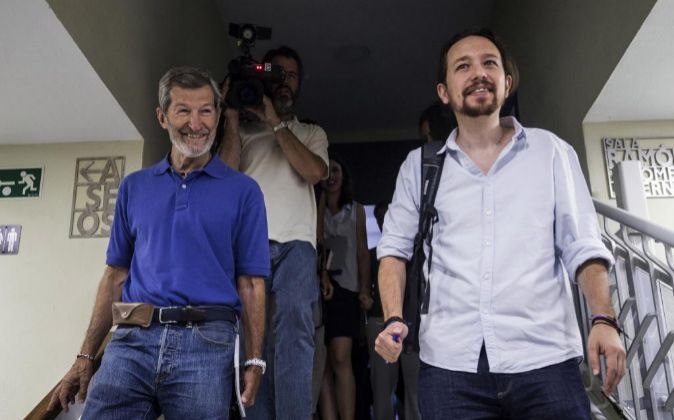 El líder de Podemos, Pablo Iglesias (d), y el cabeza de lista por...