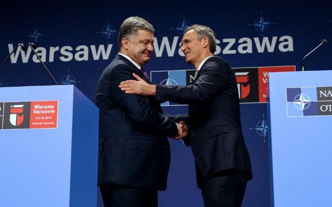 El secretario general de la OTAN Jens Stoltenberg (d) y el presidente...