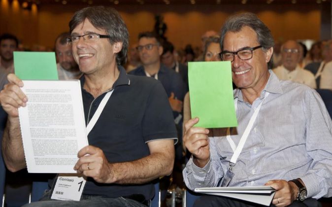 Carles Puigdemont y Artur Mas (d) durante la sesión de la segunda...
