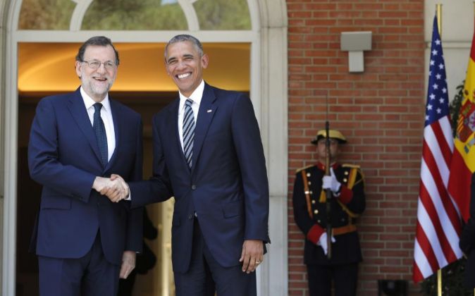 El presidente del Gobierno, Mariano Rajoy, recibe al presidente de los...