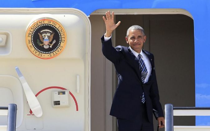 El presidente de EEUU, Barack Obama, saluda desde el Air Force One en...