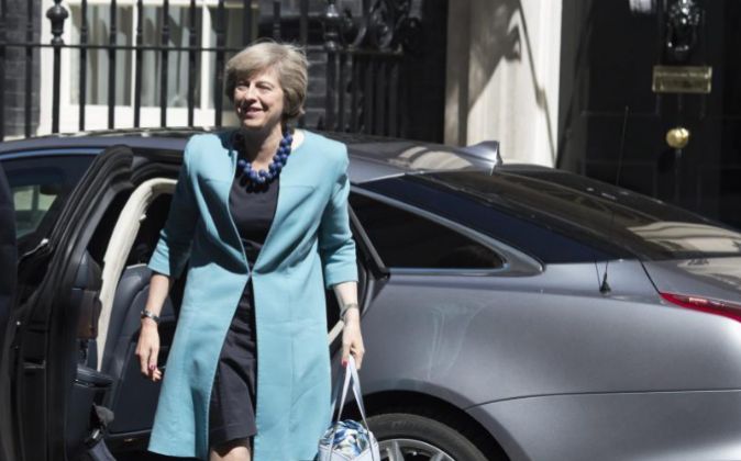 La primera ministra británica, Theresa May, llega a Downing Street,...
