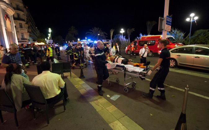Varios heridos son evacuados del lugar del ataque en Niza