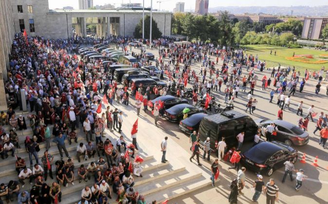 La población turca se manifiesta en frente del Parlamento.