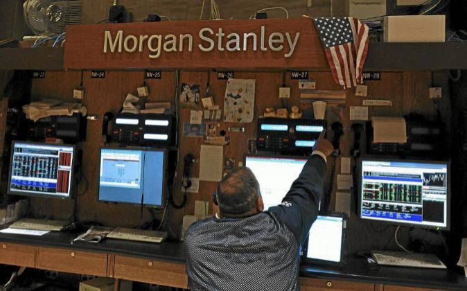 Un operador trabajando en Morgan Stanley, en la planta de la bolsa de...
