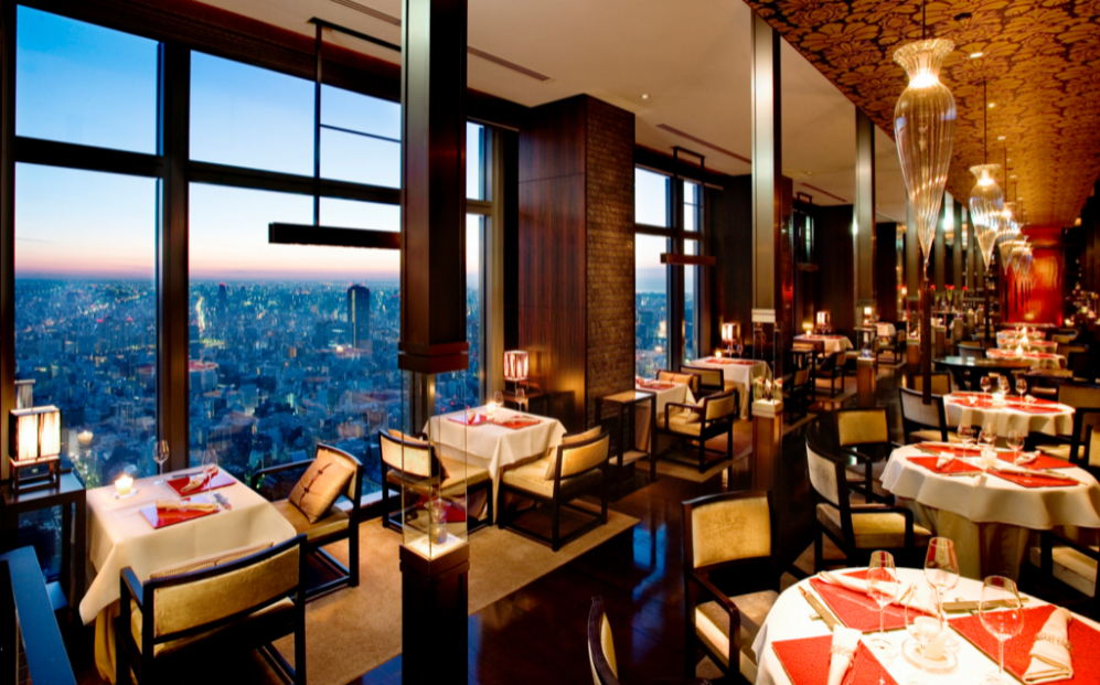 El restaurante del hotel, con vistas a la capital nipona