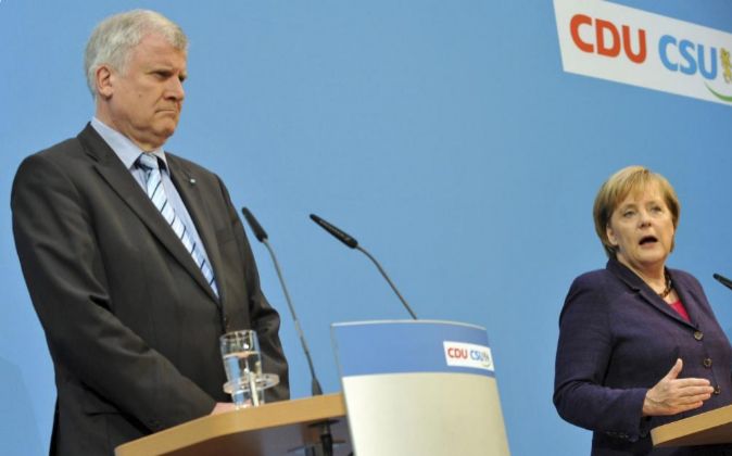La canciller alemana, Angela Merkel (dcha), y el primer ministro de...