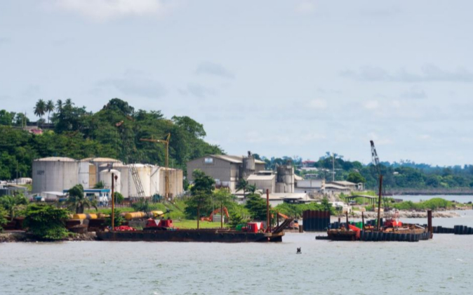 Vistas del puerto de Libreville, la capital de Gabón.