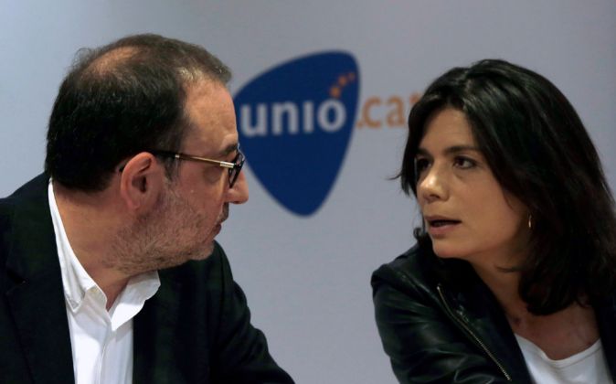 El secretario general de Unió, Ramón Espadaler, junto a la portavoz...