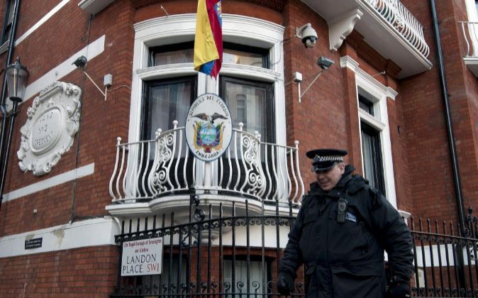 Un oficial de policía pasa por delante de la embajada de Ecuador en...