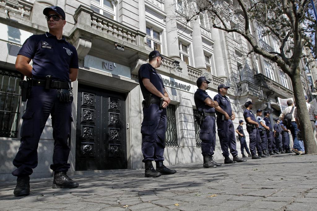 Policías en la sede de Novo Banco en Lisboa.
