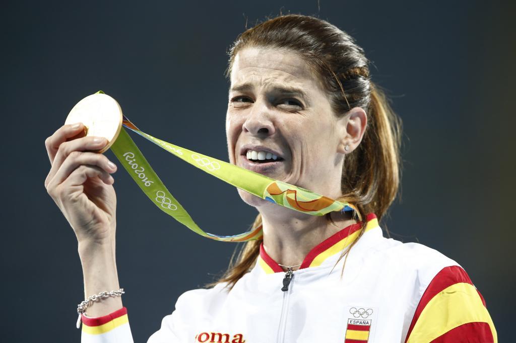 La atleta española Ruth Beitia celebra la medalla de oro obtenida...