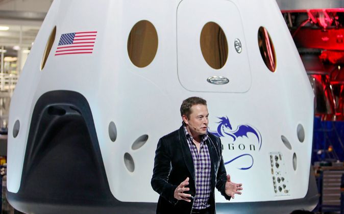 Musk en la presentación del Dragon V2 en marzo pasado, la cápsula de...