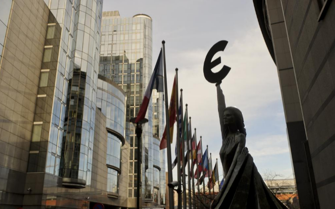 Estatua del euro enfrente de la sede del Parlamento Europeo en...