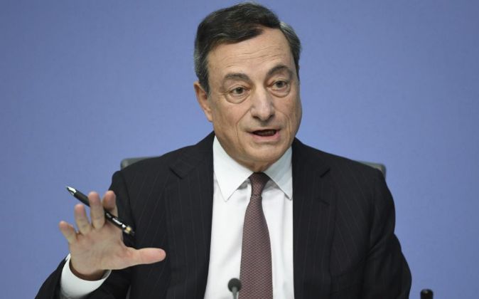 Mario Draghi, presidente del Banco Central Europeo, en la rueda de...