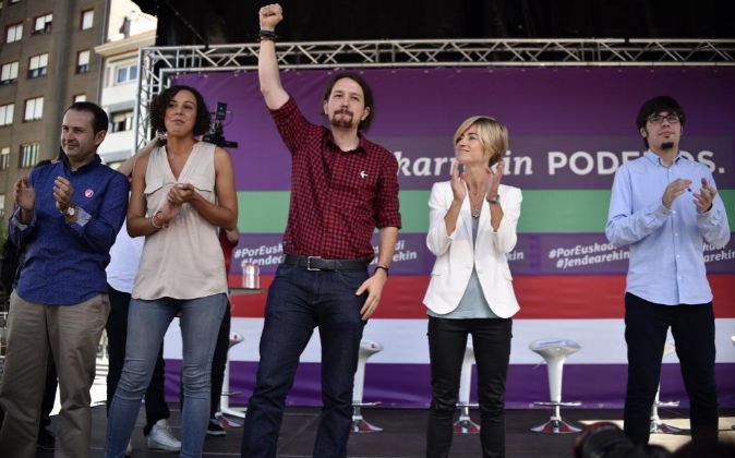 El líder de Podemos, Pablo Iglesias (i), acompañado por la candidata...