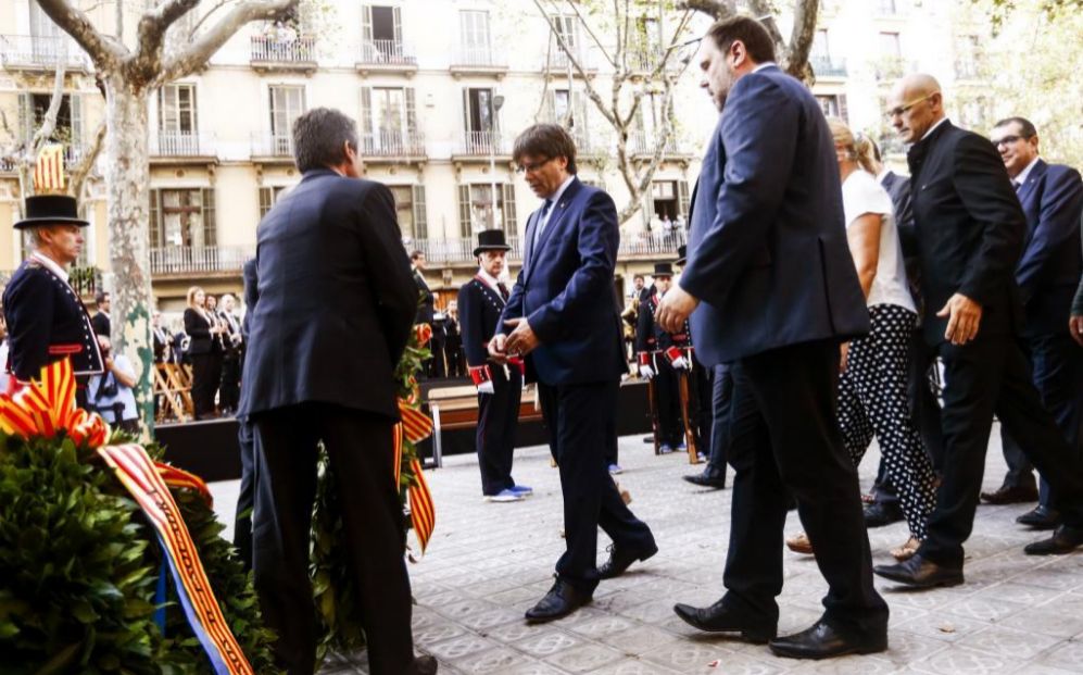 El presidente de la Generalitat, Carles Puigdemont (c), acompaado...