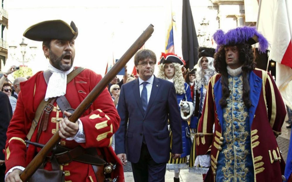 El presidente de la Generalitat, Carles Puigdemont (c), recibe a una...