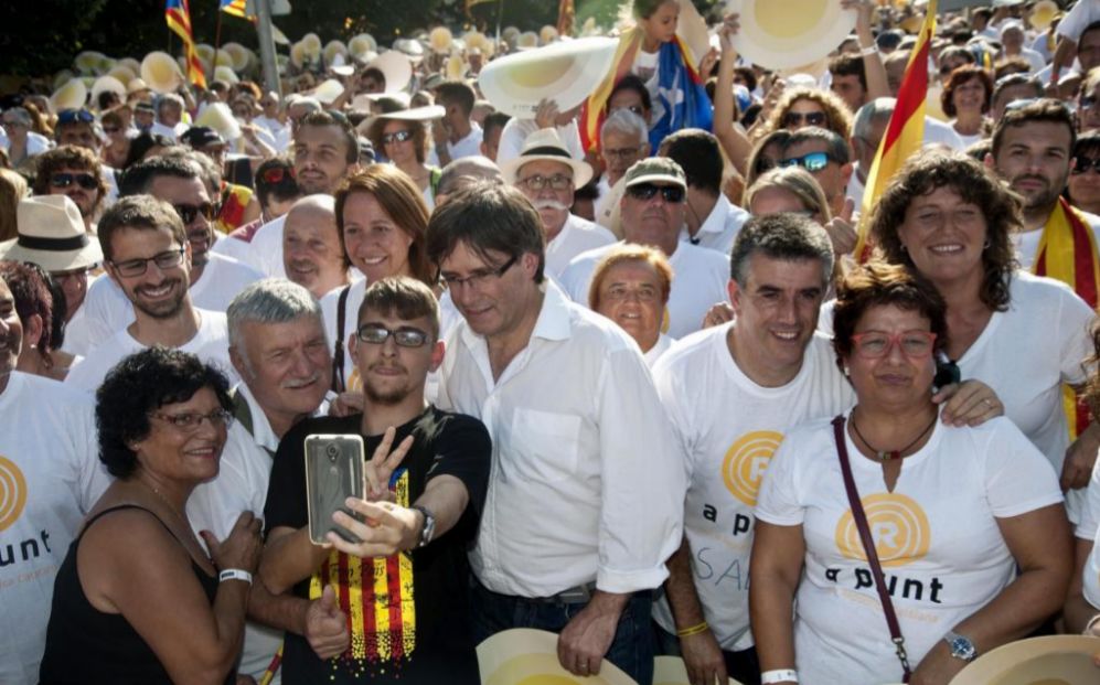 Carles Puigdemont (c) se hace un 'selfie' en la manifestacin de...