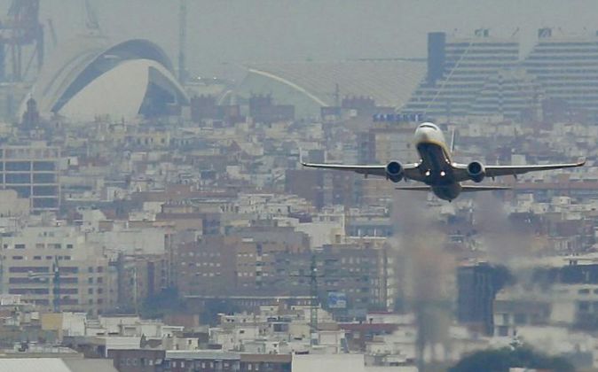 Un avión comercial despega desde el aeropuerto de Manises (Valencia).