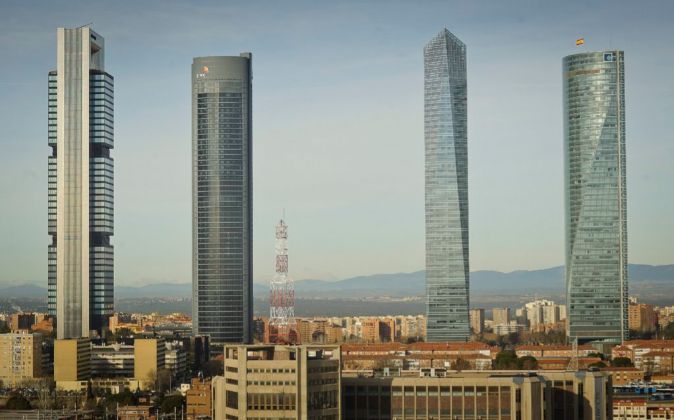 Imagen de las Cuatro Torres de Madrid. A la derecha, Torrespacio,...