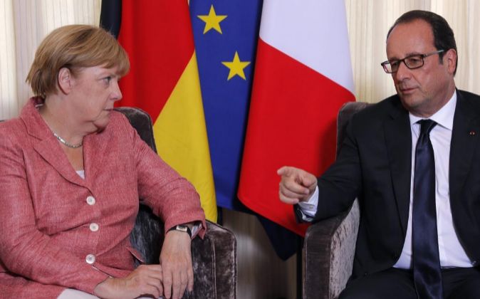 La canciller alemana, Angela Merkel y el presidente francés,...