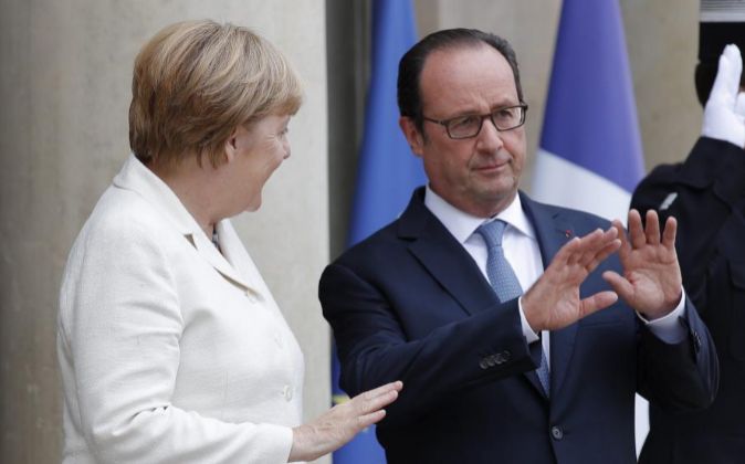 El presidente de Francia, Francois Hollande (c), recibe a la canciller...