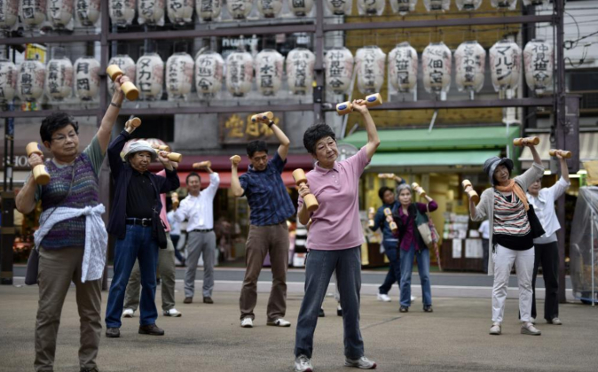 Ciudadanos japoneses realizan ejercicio en Tokio durante el 'Día...