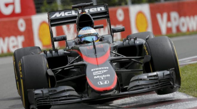 Bólido de Fórmula 1 conducido por Fernando Alonso durante el Gran...