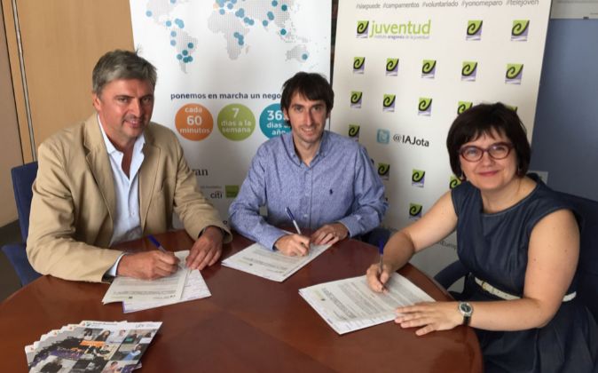 Firma del acuerdo entre Youth Business Spain y el IAJ.