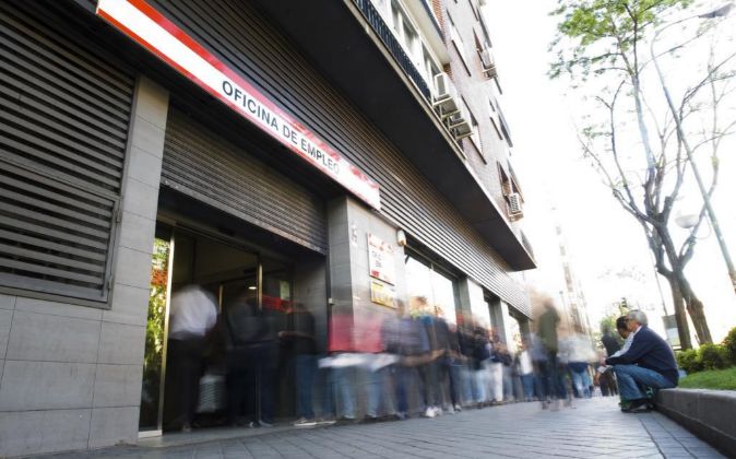 Una cola de parados frente a una oficina de empleo en Madrid.