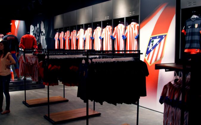 ceja falda recuerdos La 'flagship' del Atlético de Madrid abre sus puertas en la Gran Vía