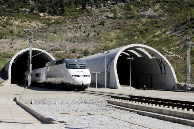 Un tren AVE de la Clase 100 atraviesa el túnel del Pertús, en los...