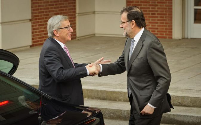Mariano Rajoy, presidente del Gobierno en funciones, saluda a Jean...