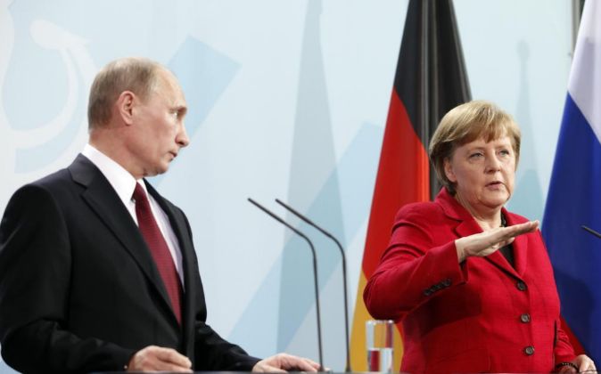 Vladimir Putin y Angela Merkel.