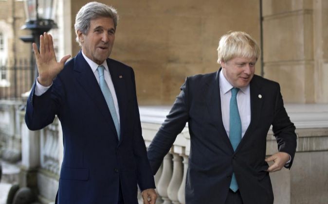 El secretario de Estado de EEUU John Kerry junto al ministro de...