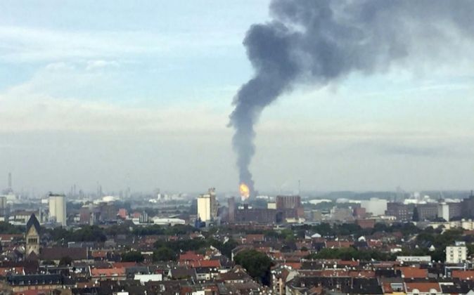 Una columna de humo negro se eleva sobre la ciudad de Ludwigshafen...