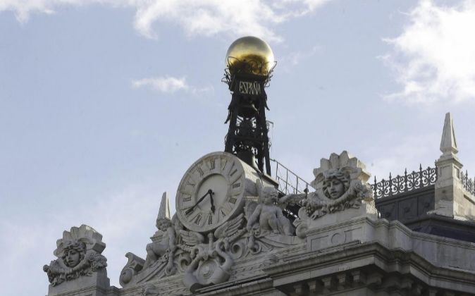 Reloj en la fachada de la sede del Banco de España, en la Plaza de...