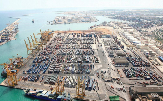Vista aérea del puerto de contenedores de Barcelona.
