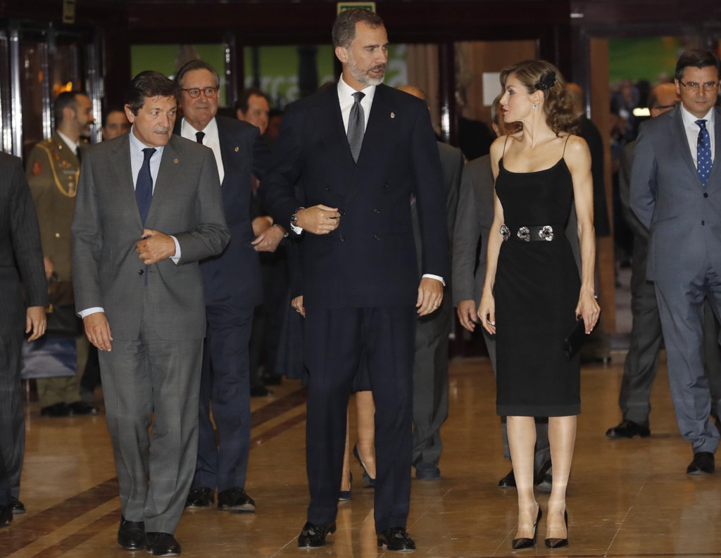 El Rey Felipe y la Reina Letizia junto al presidente del Principado de...