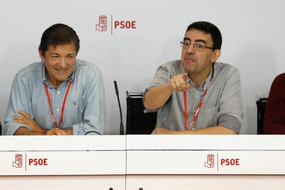 El presidente de la gestora del PSOE, Javier Fernández (i), y el vocal ...