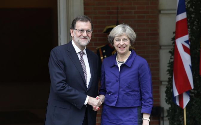 El presidente del Gobierno en funciones, Mariano Rajoy, y la primera...