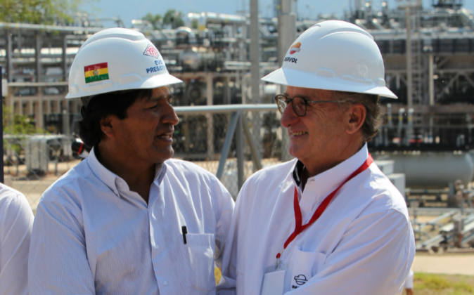 El presidente de Bolivia, Evo Morales, saluda al presidente de Repsol,...